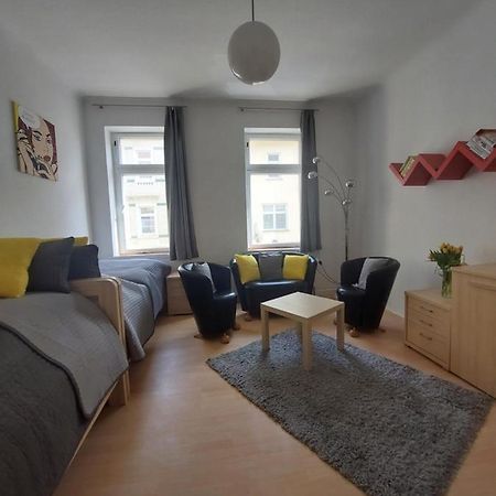 Schoene Zwei-Zimmer-Wohnung "W2" Mit 4 Einzelbetten Und Wlan In Zwenkau Bei Leipzig Im Neuseenland Exterior photo