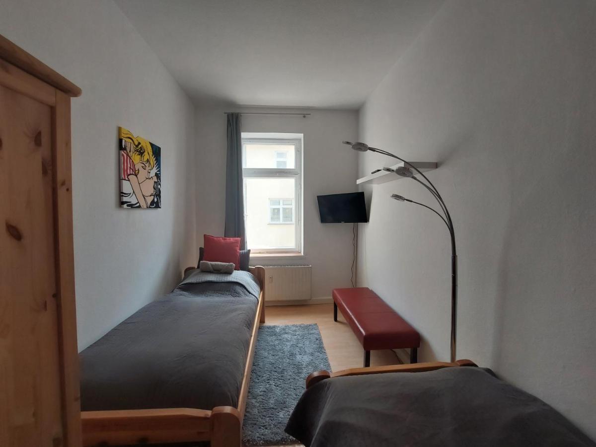 Schoene Zwei-Zimmer-Wohnung "W2" Mit 4 Einzelbetten Und Wlan In Zwenkau Bei Leipzig Im Neuseenland Exterior photo