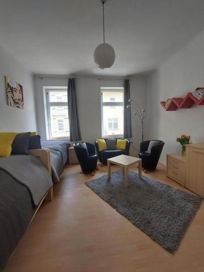 Schoene Zwei-Zimmer-Wohnung "W2" Mit 4 Einzelbetten Und Wlan In Zwenkau Bei Leipzig Im Neuseenland Exterior photo